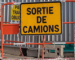 Comment bien choisir son panneau de chantier : guide pratique